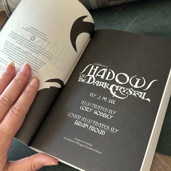 Shadows of the Dark Crystal paperback book and Pluff’M pin - Picture 5 of 7